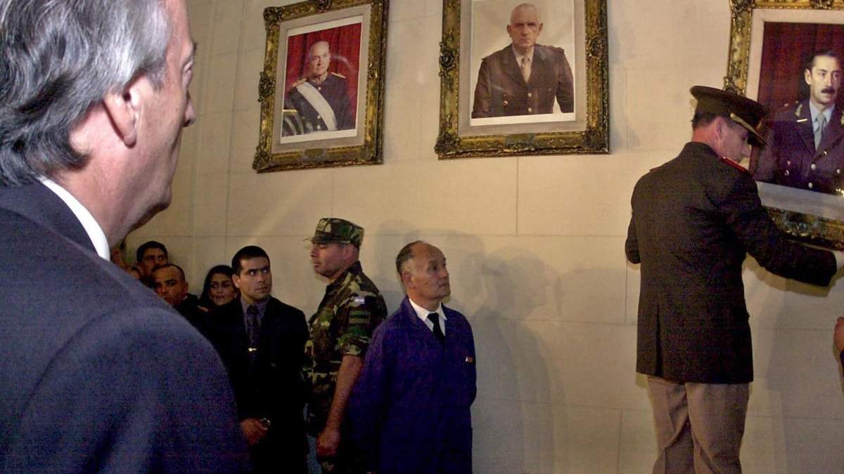 Roberto Bendini baja el cuadro de Videla en presencia de Néstor Kirchner. Fuente: (Twitter)