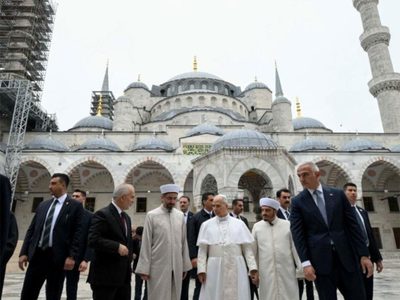El papa León XIV visitó la Mezquita Azul en Estambul