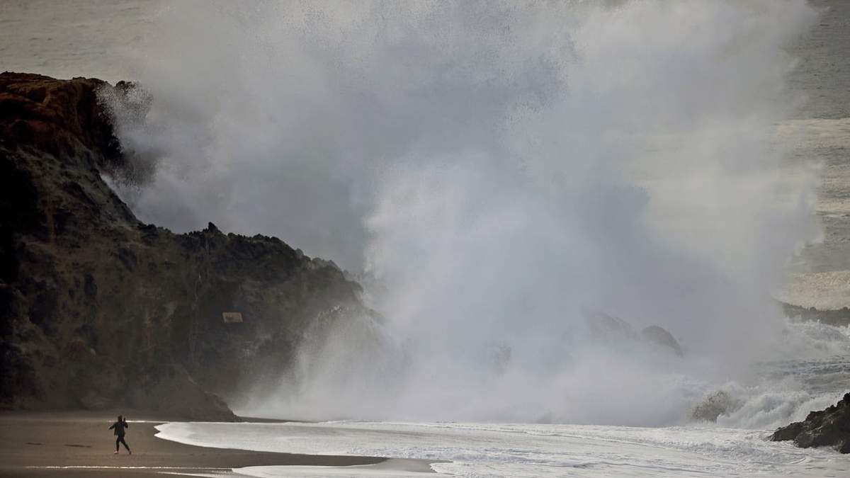Grandes olas chocan contra la costa en Wrights Beach California, producto de la erupción en Tonga