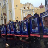 Con ofrendas y veladoras exigen justicia para jóvenes asesinados en Veracruz