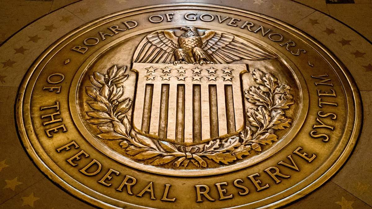 El sello de la Junta de Gobernadores del Sistema de la Reserva Federal de EEUU en el Edificio de la Junta de la Reserva Federal Marriner S. Eccles, en Washington