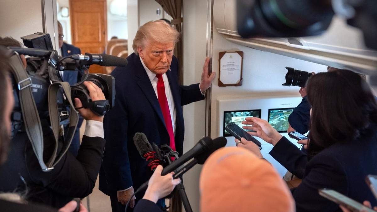 Donald Trump en el aviòn presidencial