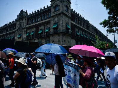 “La bandera es de todos, hasta de los traidores a la patria”: AMLO confirma que se izará durante “ma