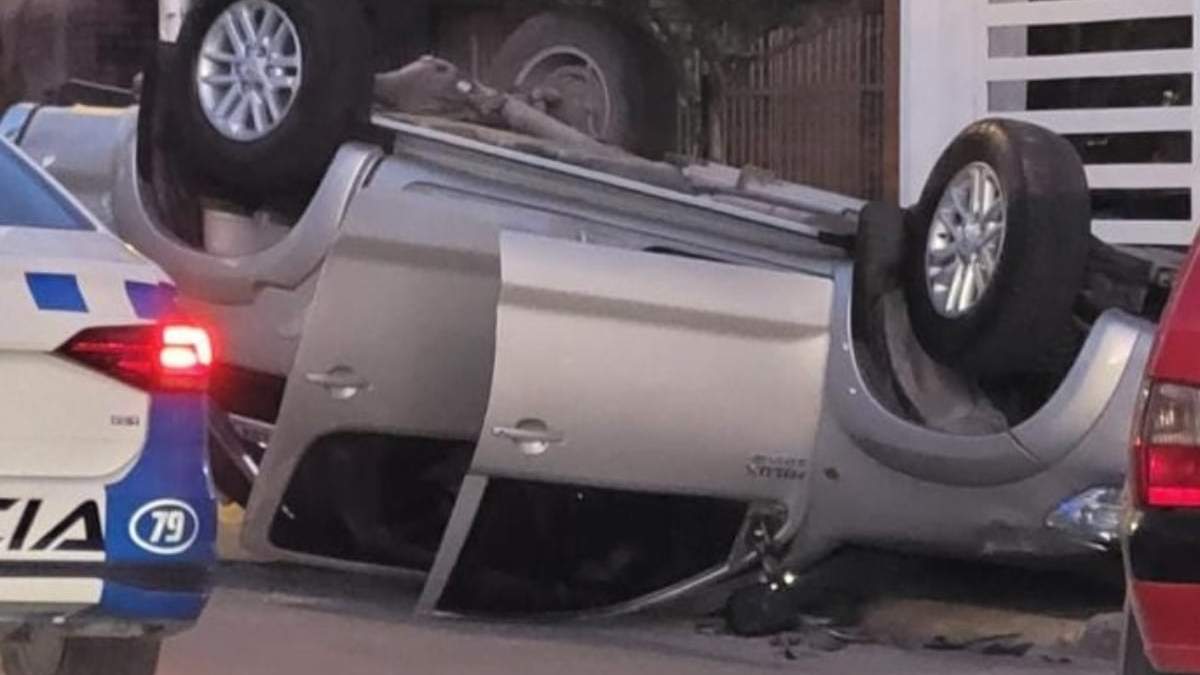 El conductor abandonó la camioneta Hilux. Fuente: (Facebook)