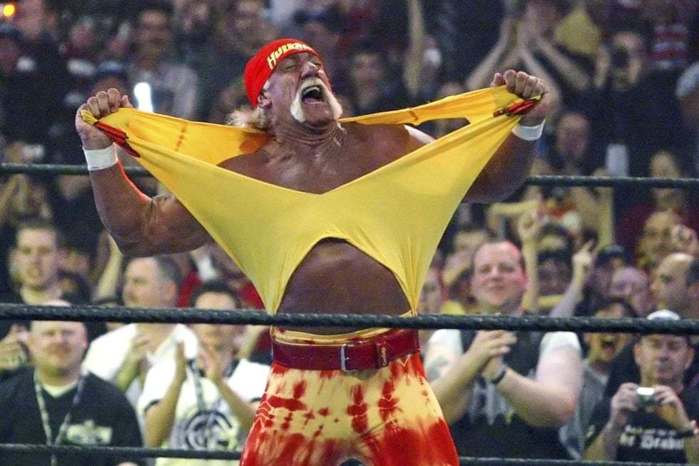 En esta foto de archivo del 3 de abril de 2005, Hulk Hogan anima al público entre combates durante WrestleMania 21 en Los Ángeles.