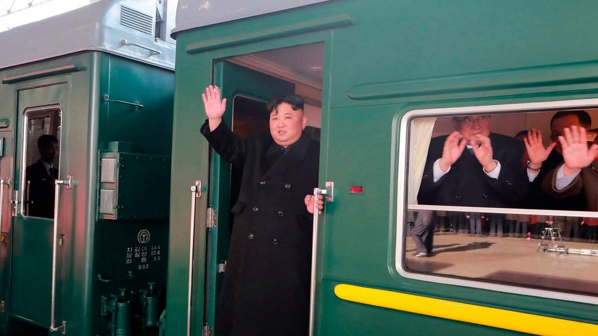 Kim Jong Un saluda desde un tren antes de partir rumbo a Vietnam