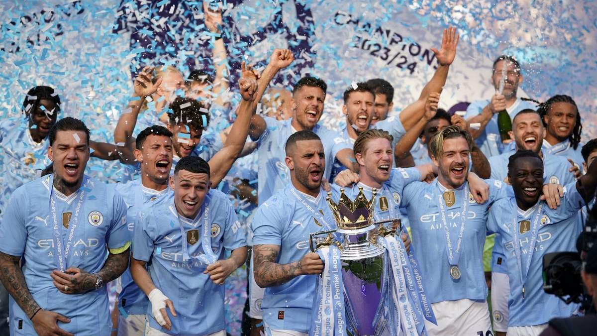 Kyle Walker del Manchester City alza el trofeo de campeones de la Liga Premier