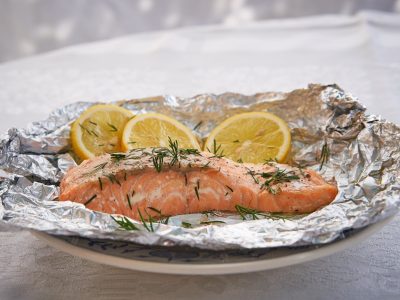 Tomá nota por tu salud: los alimentos que no se recomienda envolver en papel de aluminio para guardarlos