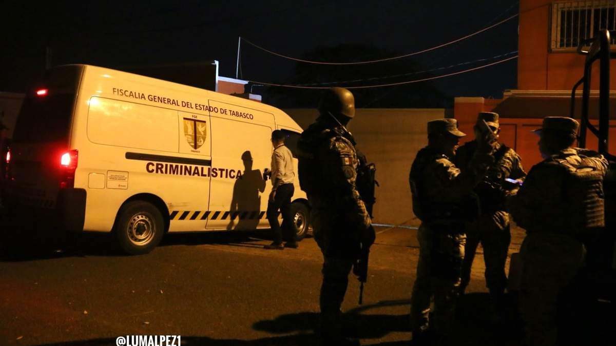 Elementos del Ejército y de la Fiscalía de Tabasco en la palapa donde ocurrió la masacre
