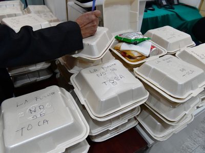 Morena intenta calmar con tortas a periodistas (Video)