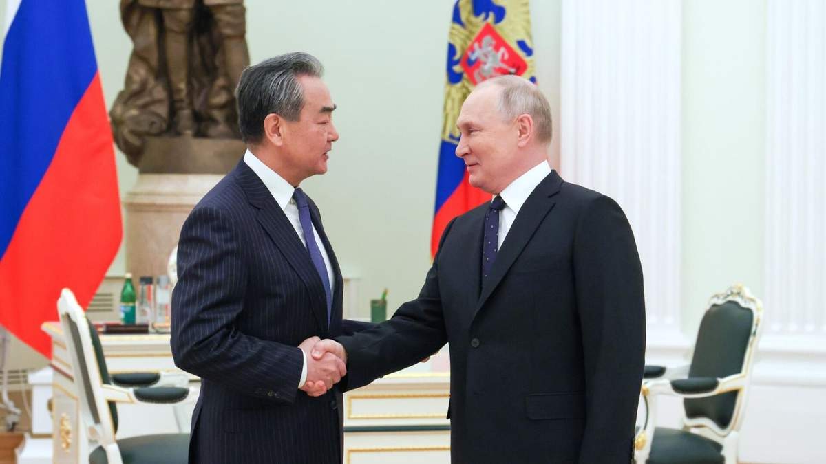Vladimir Putin y Wang Yi. Fuente: (Twitter)