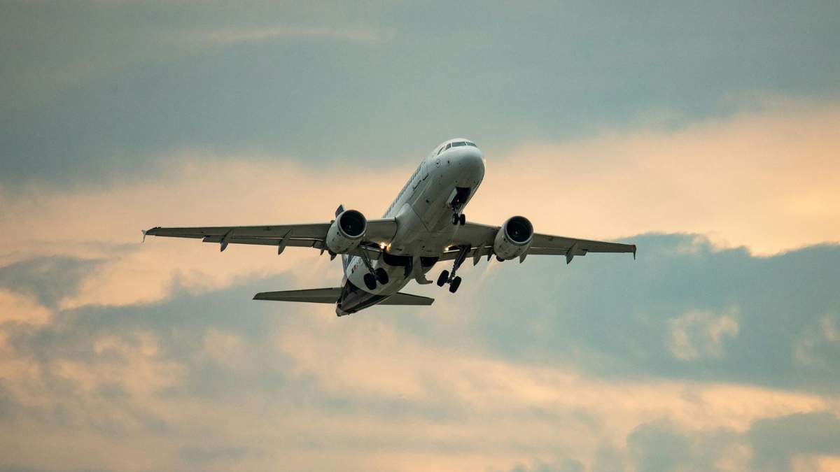 El nacimiento de un menor durante la aproximación de un avión a Estados Unidos generó un proceso legal para determinar su ciudadanía.