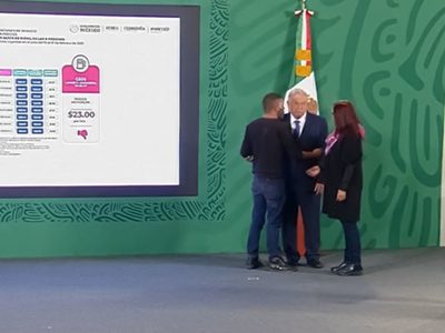 Un hombre burla seguridad de Palacio Nacional y aborda a AMLO en plena mañanera