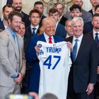 En medio del caos económico, Donald Trump protagonizó un insólito acto con los campeones de la Serie Mundial
