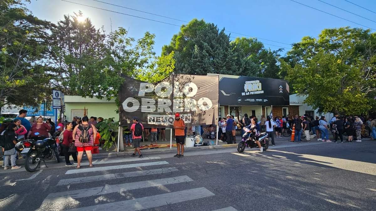 Organizaciones en la puerta del ministerio. Fuente: (Javier Manzano)