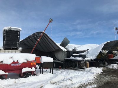 Empresa de Zapala afectada por el derrumbe de uno de sus galpones por el peso de la nieve