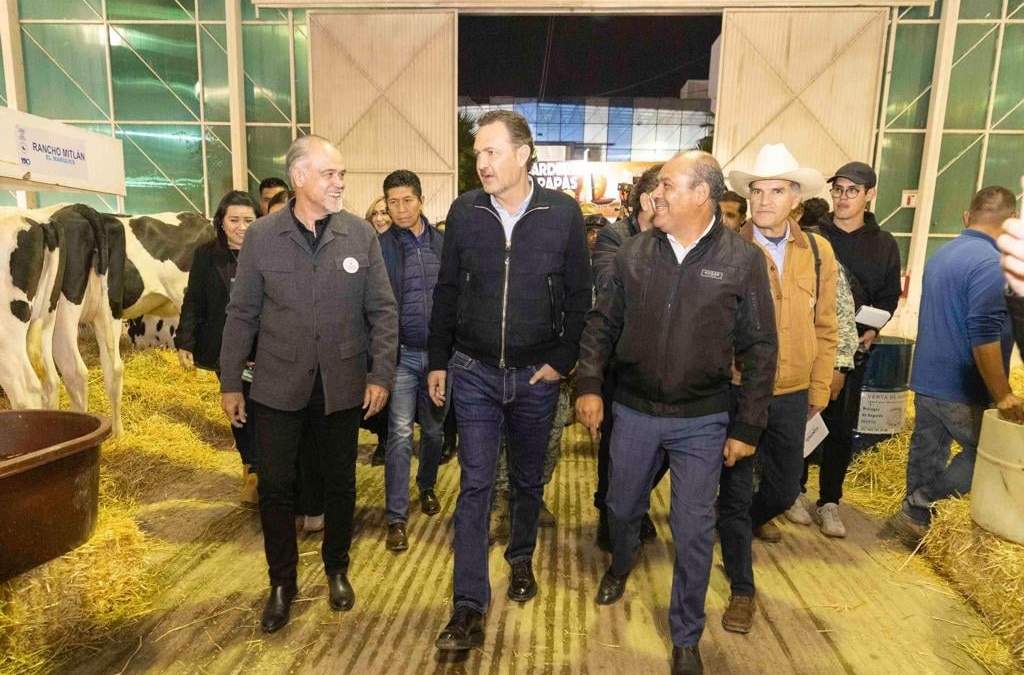 Romualdo Moreno, presidente de la Unio´n Ganadera de Quere´taro; el gobernador Mauricio Kuri, y Rosendo Anaya, titular de la Secretaría de Desarrollo Agropecuario en la Feria Ganadera 2023.