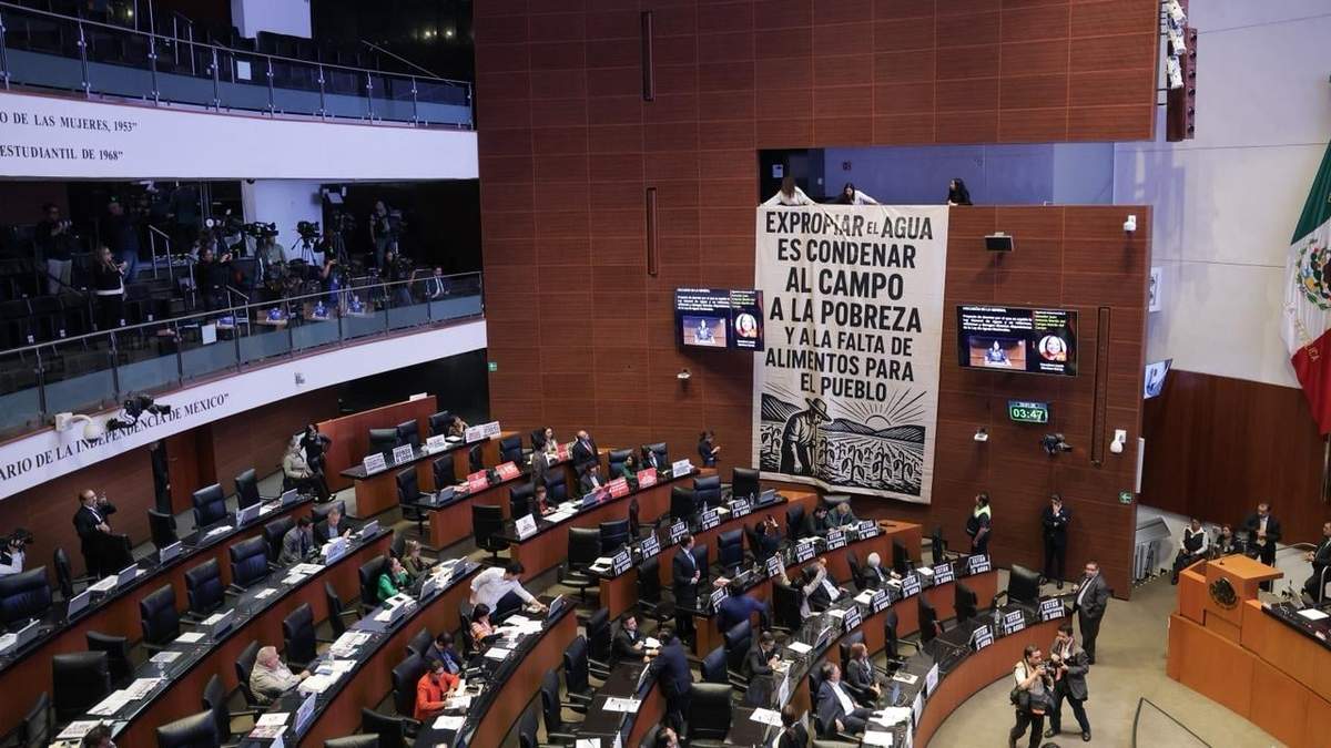 Panistas colocaron una manta para criticar la Ley de Aguas durante la sesión en el Senado