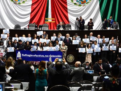 Legisladores chocan por revocación y consultas; oposición ve intento de "reelección" presidencial