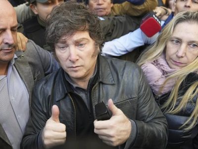 Arzobispo critica políticas de austeridad de Argentina durante ceremonia religiosa frente a Milei