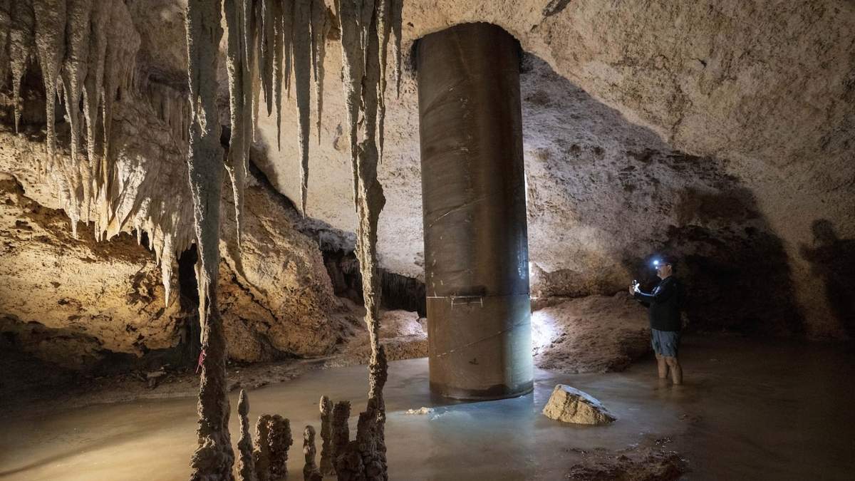 El ingeniero Guillermo D. Christy fotografía una columna de acero rellena de concreto instalada para proporcionar apoyo a una parte de la vía del Tren Maya