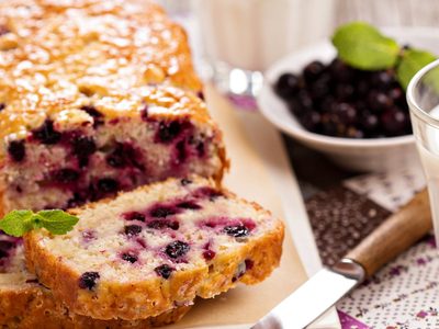 Budín de frutillas sin azúcar: salvá la merienda con esta receta facilísima y en solo 30 minutos