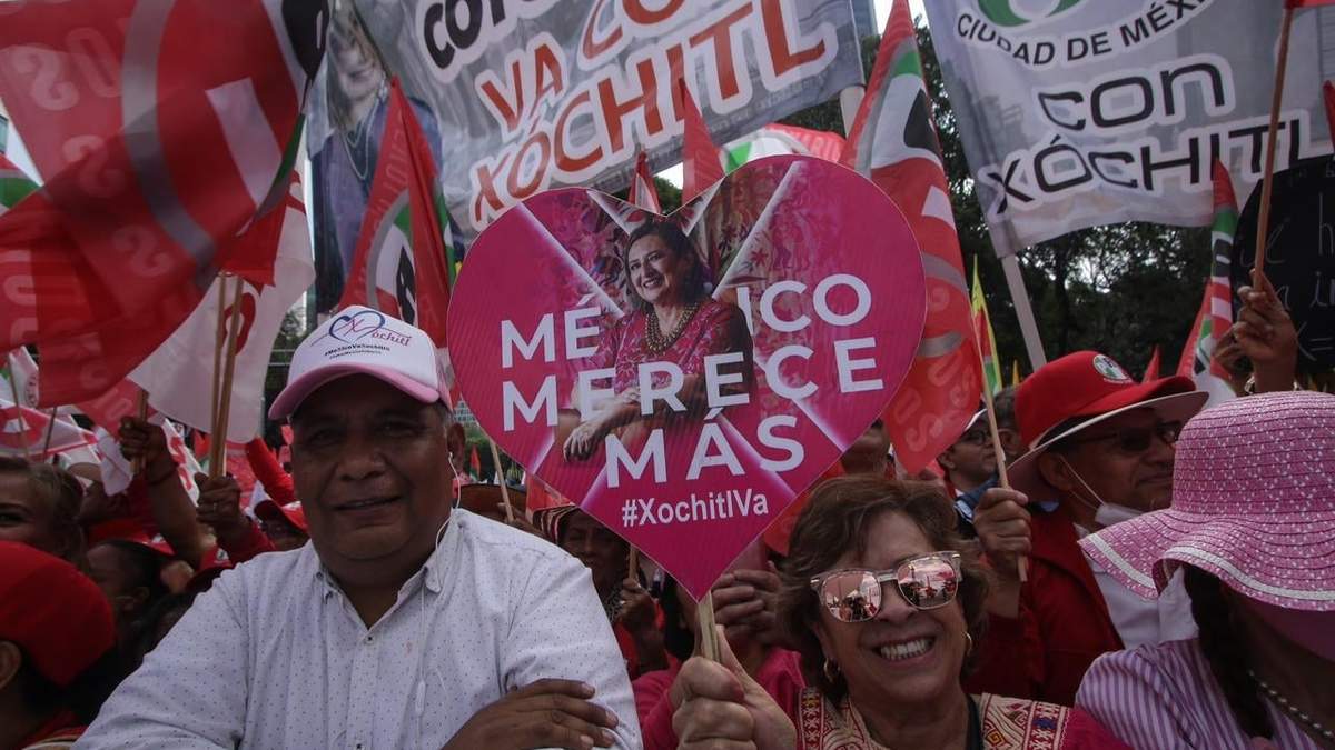 Asistentes a la entrega de la constancia a la senadora panista