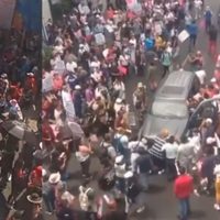 Captan en VIDEO a conductor que intenta atravesar manifestación en CDMX
