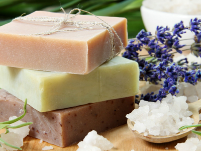Los jabones de marca están cada vez más caros: prepará esta versión natural, con plantas y rico olor