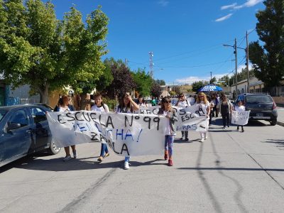 Preocupados por la situación edilicia de la Escuela 99, se movilizaron por las calles de Zapala