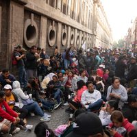 Maestros de la CNTE bloquean accesos a Palacio Nacional; mañanera de Sheinbaum va por redes