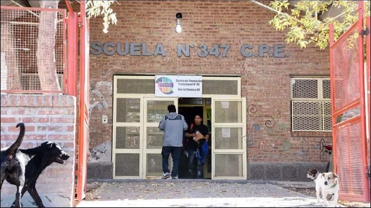 Escuela primaria N° 347, del barrio Cuenca XV, en el oeste neuquino. Fuente: (LM Neuquén)