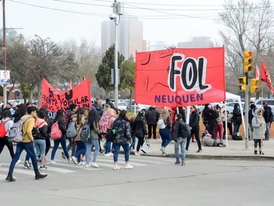 Organizaciones sociales acampan en la avenida Argentina: qué reclaman