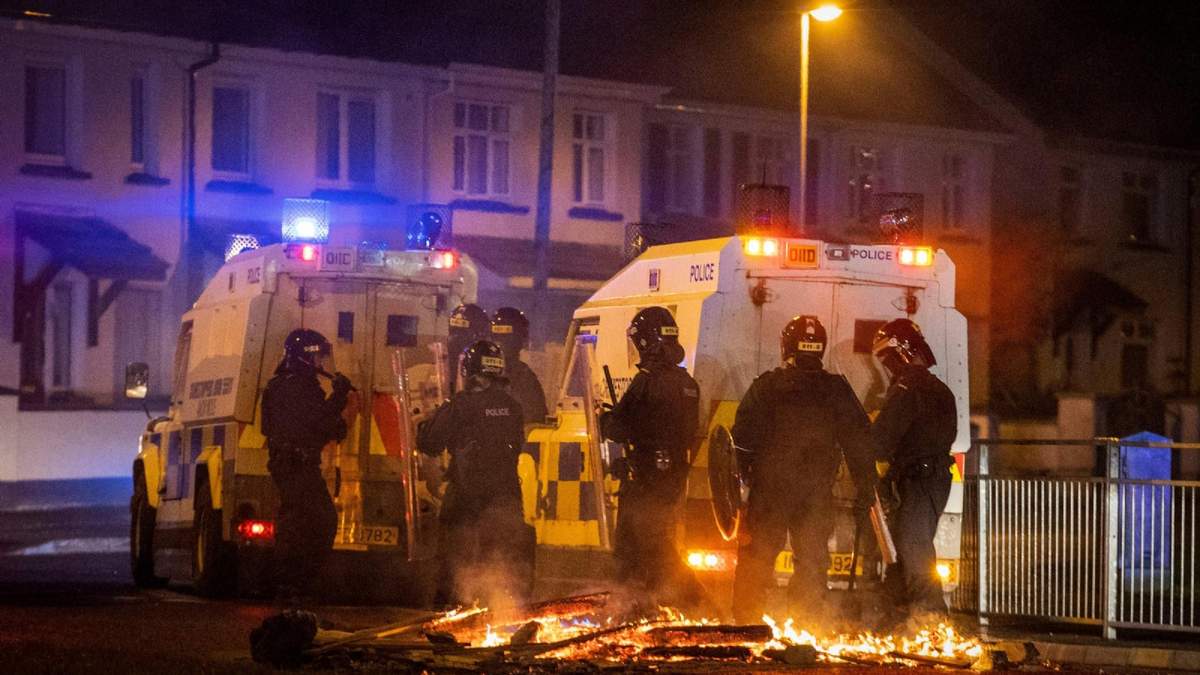 La policía de Irlanda del Norte se protege de los ataques en la protestas de anoche. Fuente: (Twitter)