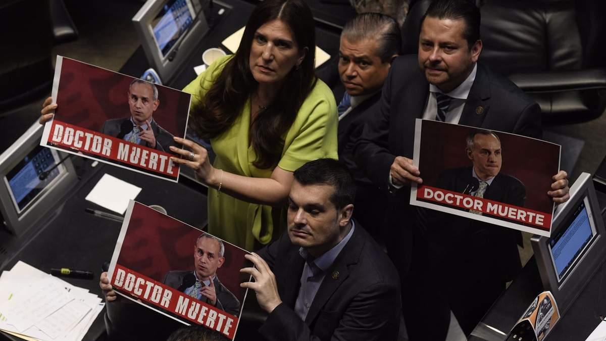 Panistas llegaron con pancartas que decían "Doctor Muerte" en alusión a López-Gatell