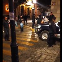 Policías de Oaxaca detienen a dos niños por vender dulces (Video)