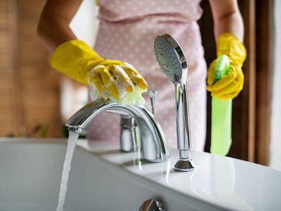 Con 1 solo producto: el secreto para eliminar por completo todo el sarro de tu baño en minutos y sin fregar