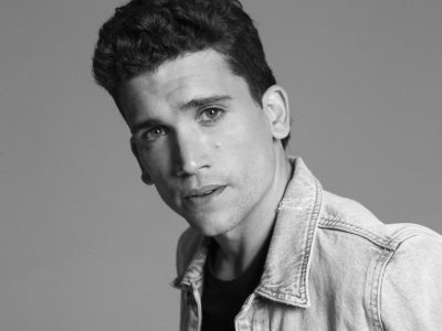 ¡Lo nuevo y lo "retro"! Jaime Lorente conquista a sus fans con estas dos postales
