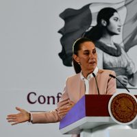 Sheinbaum acusa al embajador Ken Salazar de tener "disparidad de declaraciones"