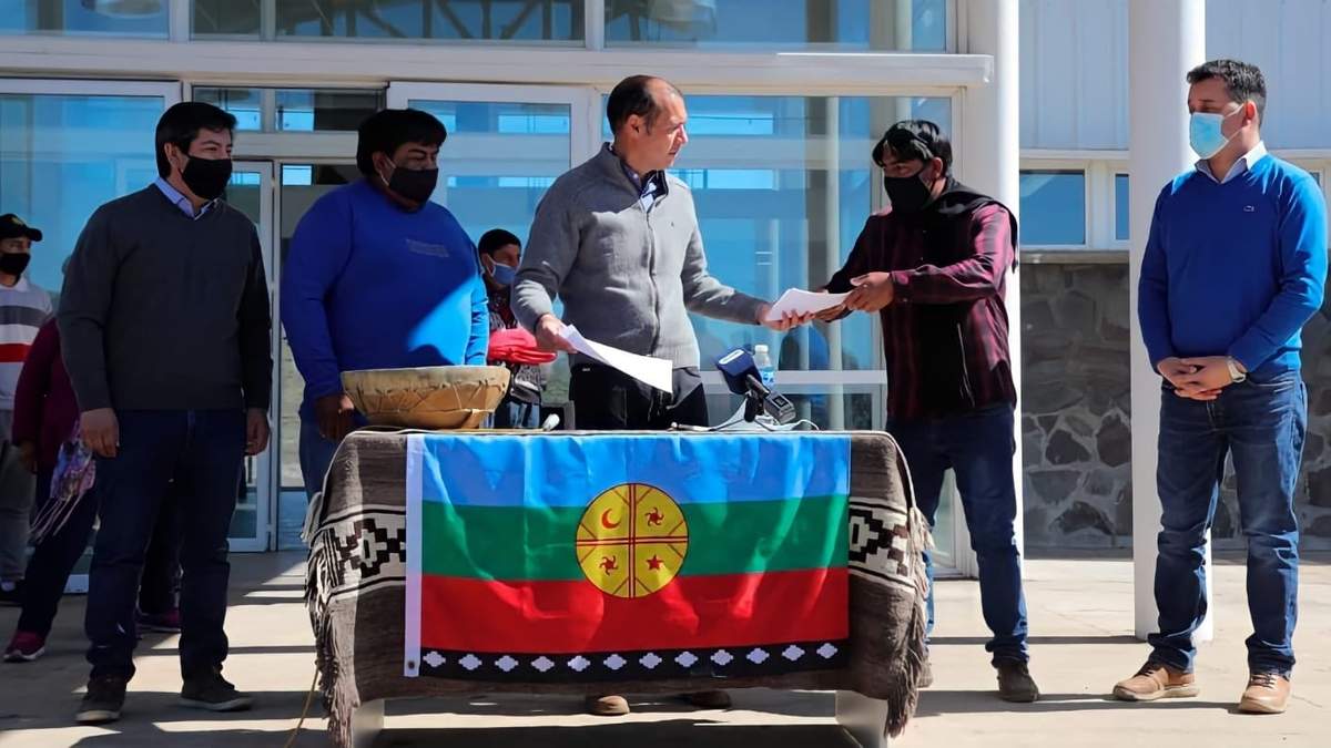 El gobernador de Neuquén, Omar Gutiérrez, los representantes de la comunidad mapuche y Centro de Salud, Daniel Salazar Gutiérrez y Hugo Lican, y los intendentes de Aluminé y de Villa Pehuenia-Moquehue, Gabriel Álamo y Sandro Badilla. Fuente: (Twitter)