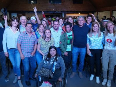 Javier Murer cerró la campaña con un multitudinario acto en Villa la Angostura