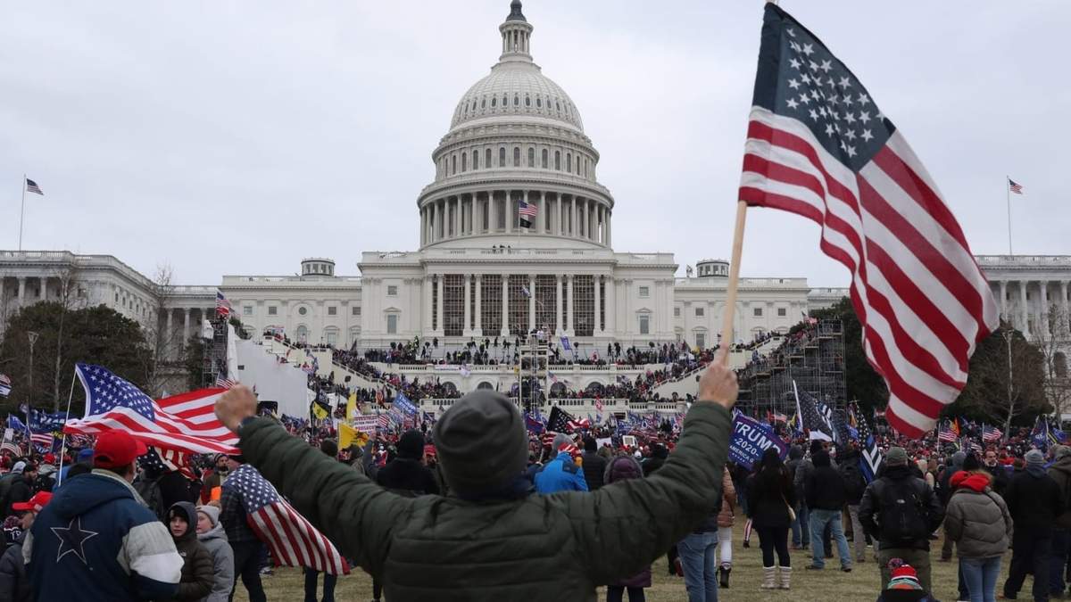 Más de 100 personas ha sido detenidas tras el asedio al Capitolio de Estados Unidos. Fuente: (Twitter)