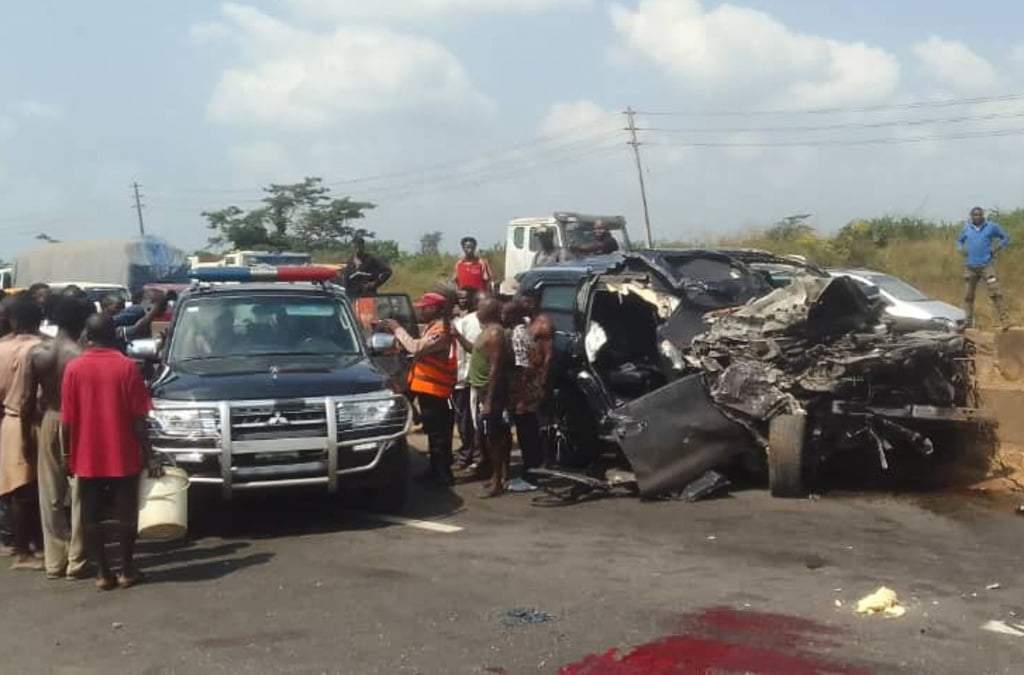 En esta foto proporcionada por el Cuerpo Federal de Seguridad Vial, la gente se reúne en la escena del accidente del boxeador británico Anthony Joshua en Lagos, Nigeria, el lunes 29 de diciembre de 2025