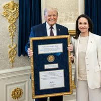 María Corina Machado le da su medalla del Premio Nobel de la Paz a Trump