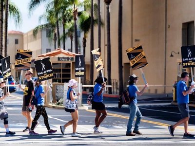 Sindicato de guionistas de Hollywood declara fin de huelga tras aprobar acuerdo con estudios