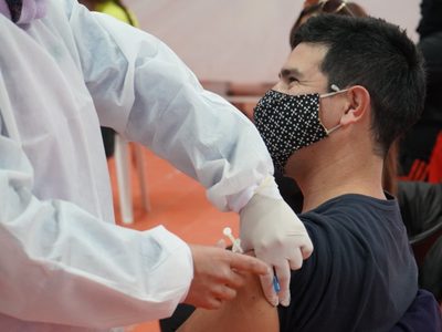 Vacunación: Neuquén habilitó la inscripción para mayores de 25 años