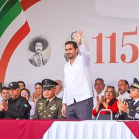 Alcalde de Reynosa abandona desfile para evitar a familiares de desaparecidos