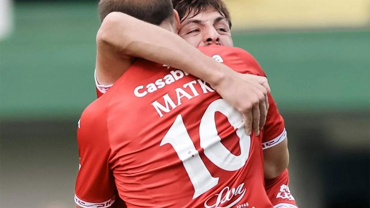 Festejo de Matko Miljevic con Luciano Giménez. Ganó Huracán en Florencio Varela