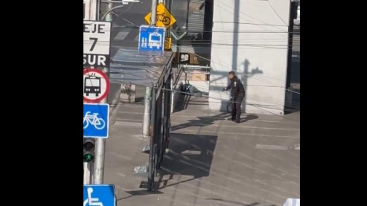 Policía de la SSC tras abatir al presunto asaltante