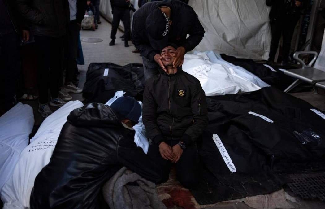 Palestinos lloran a parientes fallecidos en el bombardeo de la Franja de Gaza en una morgue de hospital en Rafah, el lunes 12 de febrero de 2024. El ejército israelí dijo el lunes por la mañana que había rescatado a dos rehenes en la Franja de Gaza. La operación, acompañada de ataques aéreos, mató a decenas de palestinos, según funcionarios locales de salud